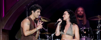 Demi Lovato y Joe Jonas en el escenario