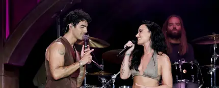 Demi Lovato y Joe Jonas en el escenario Demi Lovato y Joe Jonas en el escenario