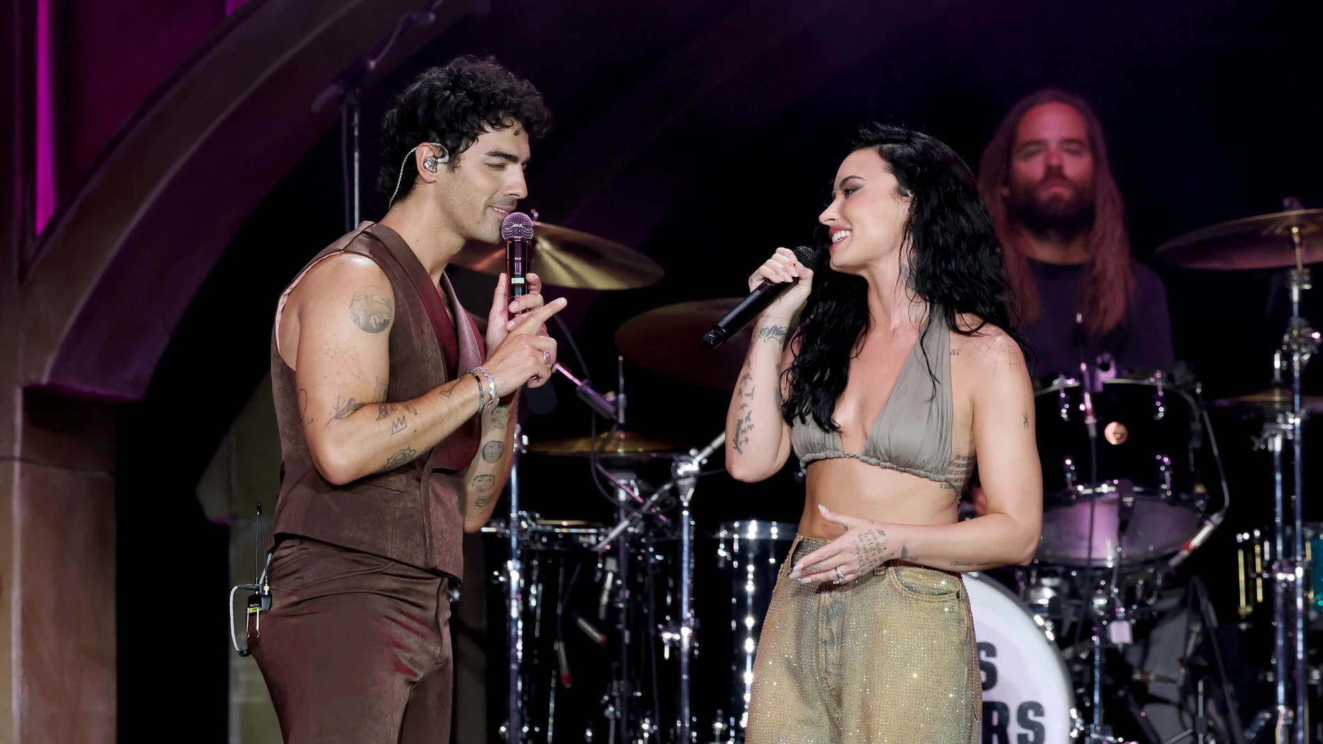 Demi Lovato y Joe Jonas en el escenario Demi Lovato y Joe Jonas en el escenario