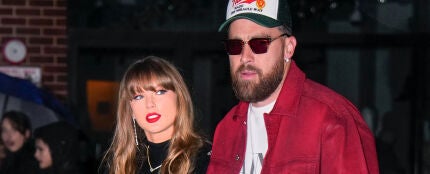 Travis Kelce se sincera sobre su relación con Taylor Swift: "Cuando no hay una cámara, simplemente somos dos personas enamoradas"