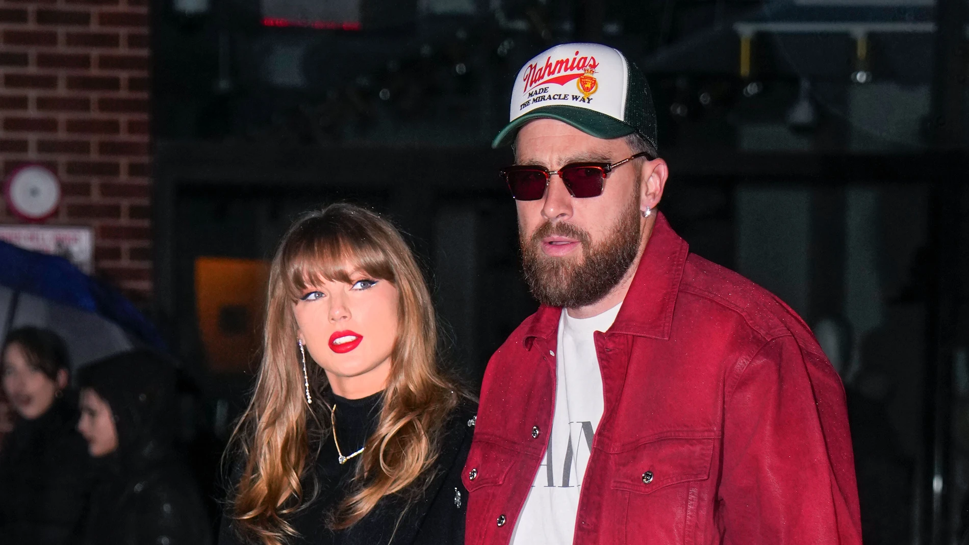 Travis Kelce se sincera sobre su relación con Taylor Swift: "Cuando no hay una cámara, simplemente somos dos personas enamoradas" Travis Kelce se sincera sobre su relación con Taylor Swift: "Cuando no hay una cámara, simplemente somos dos personas enamoradas"
