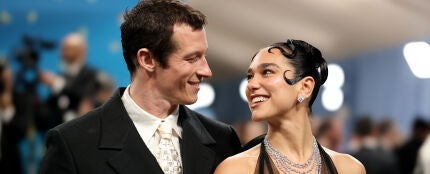 Dua Lipa vuelve a celebrar su cumpleaños en Ibiza: un vestido exclusivo y las fotos cariñosas con Callum Turner