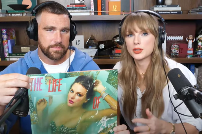 Taylor Swift en 'New Heights' con Travis Kelce Taylor Swift en 'New Heights' con Travis Kelce