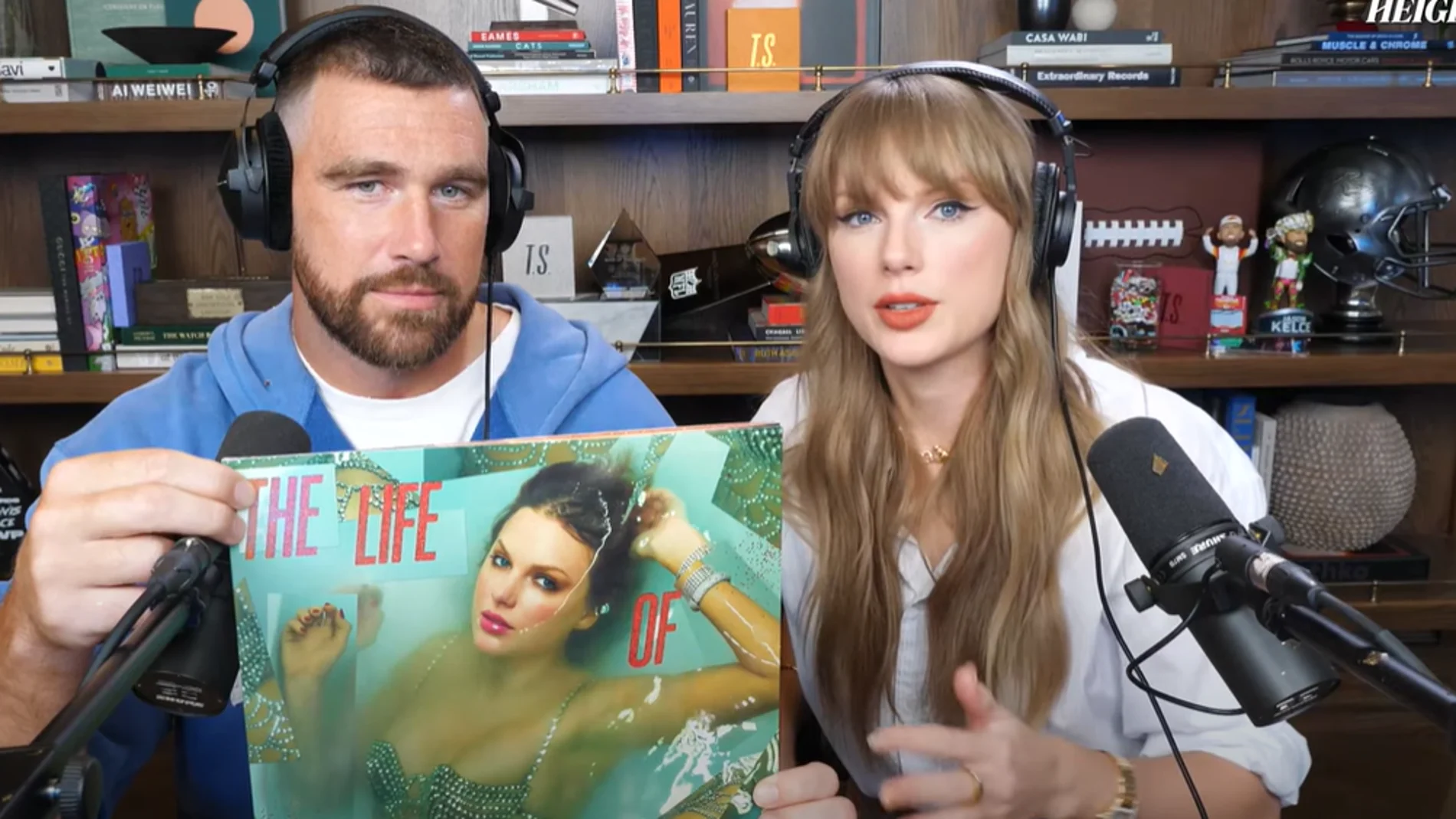 Taylor Swift en 'New Heights' con Travis Kelce Taylor Swift en 'New Heights' con Travis Kelce