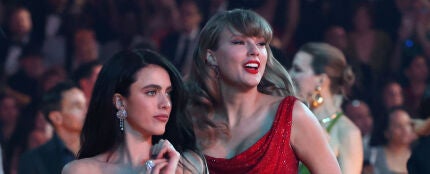 Margaret Qualley y Taylor Swift en los Premios Grammy 2025
