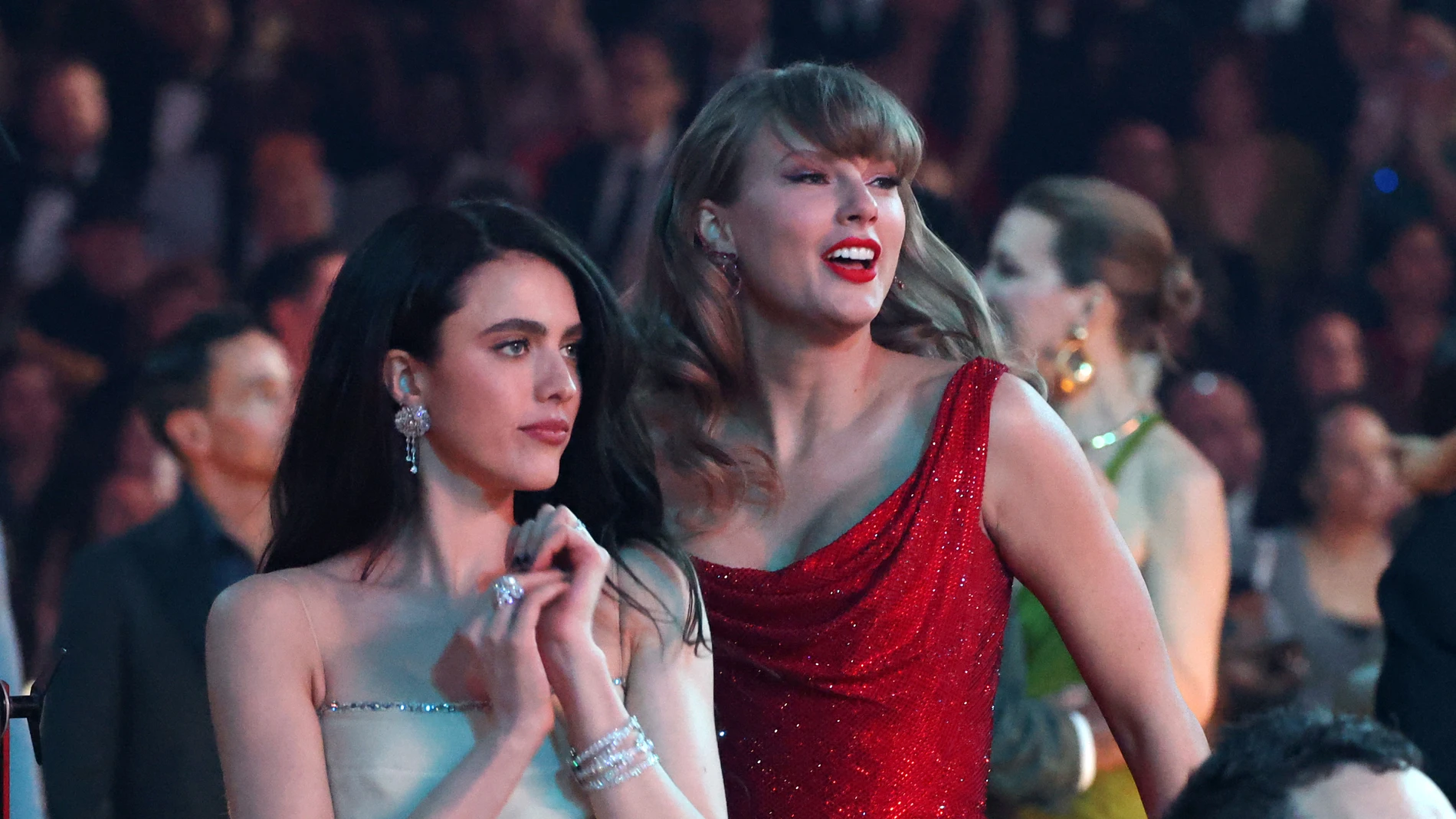 Margaret Qualley y Taylor Swift en los Premios Grammy 2025 Margaret Qualley y Taylor Swift en los Premios Grammy 2025