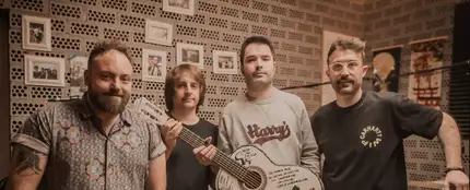 Supersubmarina, con la guitarra cedida para la subasta solidaria 'Contigo suena mejor' de Sonorama Ribera. Supersubmarina, con la guitarra cedida para la subasta solidaria 'Contigo suena mejor' de Sonorama Ribera.