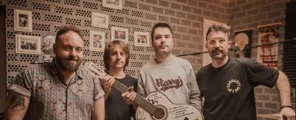 Supersubmarina, con la guitarra cedida para la subasta solidaria 'Contigo suena mejor' de Sonorama Ribera. Supersubmarina, con la guitarra cedida para la subasta solidaria 'Contigo suena mejor' de Sonorama Ribera.