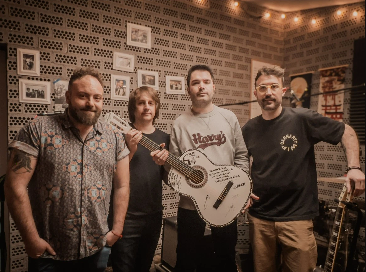 Supersubmarina, con la guitarra cedida para la subasta solidaria 'Contigo suena mejor' de Sonorama Ribera. Supersubmarina, con la guitarra cedida para la subasta solidaria 'Contigo suena mejor' de Sonorama Ribera.