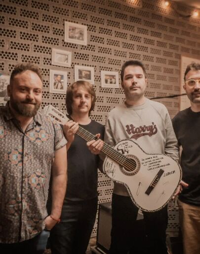 Supersubmarina, con la guitarra cedida para la subasta solidaria 'Contigo suena mejor' de Sonorama Ribera.