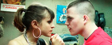 Dani Martín y Verónica Echegui, en la película 'Yo Soy La Juani' (2006).