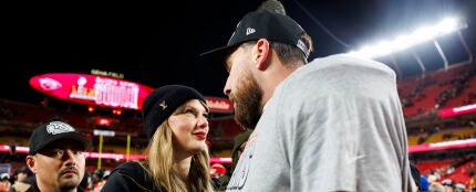 El ala derecha Travis Kelce #87 de los Kansas City Chiefs celebra con Taylor Swift después del partido del Campeonato de la AFC contra los Buffalo Bills, en el GEHA Field en Arrowhead Stadium el 26 de enero de 2025 en Kansas City, Missouri.
