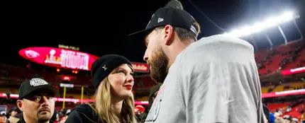 El ala derecha Travis Kelce #87 de los Kansas City Chiefs celebra con Taylor Swift después del partido del Campeonato de la AFC contra los Buffalo Bills, en el GEHA Field en Arrowhead Stadium el 26 de enero de 2025 en Kansas City, Missouri. El ala derecha Travis Kelce #87 de los Kansas City Chiefs celebra con Taylor Swift después del partido del Campeonato de la AFC contra los Buffalo Bills, en el GEHA Field en Arrowhead Stadium el 26 de enero de 2025 en Kansas City, Missouri.