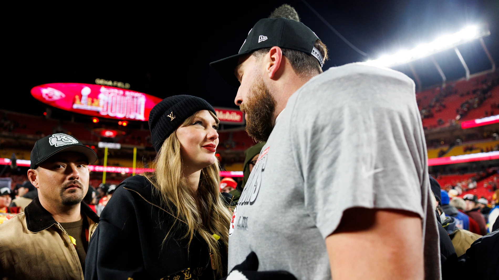 El ala derecha Travis Kelce #87 de los Kansas City Chiefs celebra con Taylor Swift después del partido del Campeonato de la AFC contra los Buffalo Bills, en el GEHA Field en Arrowhead Stadium el 26 de enero de 2025 en Kansas City, Missouri. El ala derecha Travis Kelce #87 de los Kansas City Chiefs celebra con Taylor Swift después del partido del Campeonato de la AFC contra los Buffalo Bills, en el GEHA Field en Arrowhead Stadium el 26 de enero de 2025 en Kansas City, Missouri.