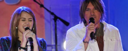 Miley Cyrus y su padre Billy Ray Cyrus en el programa 'Good Morning America' en 2009.