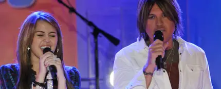 Miley Cyrus y su padre Billy Ray Cyrus en el programa 'Good Morning America' en 2009. Miley Cyrus y su padre Billy Ray Cyrus en el programa 'Good Morning America' en 2009.