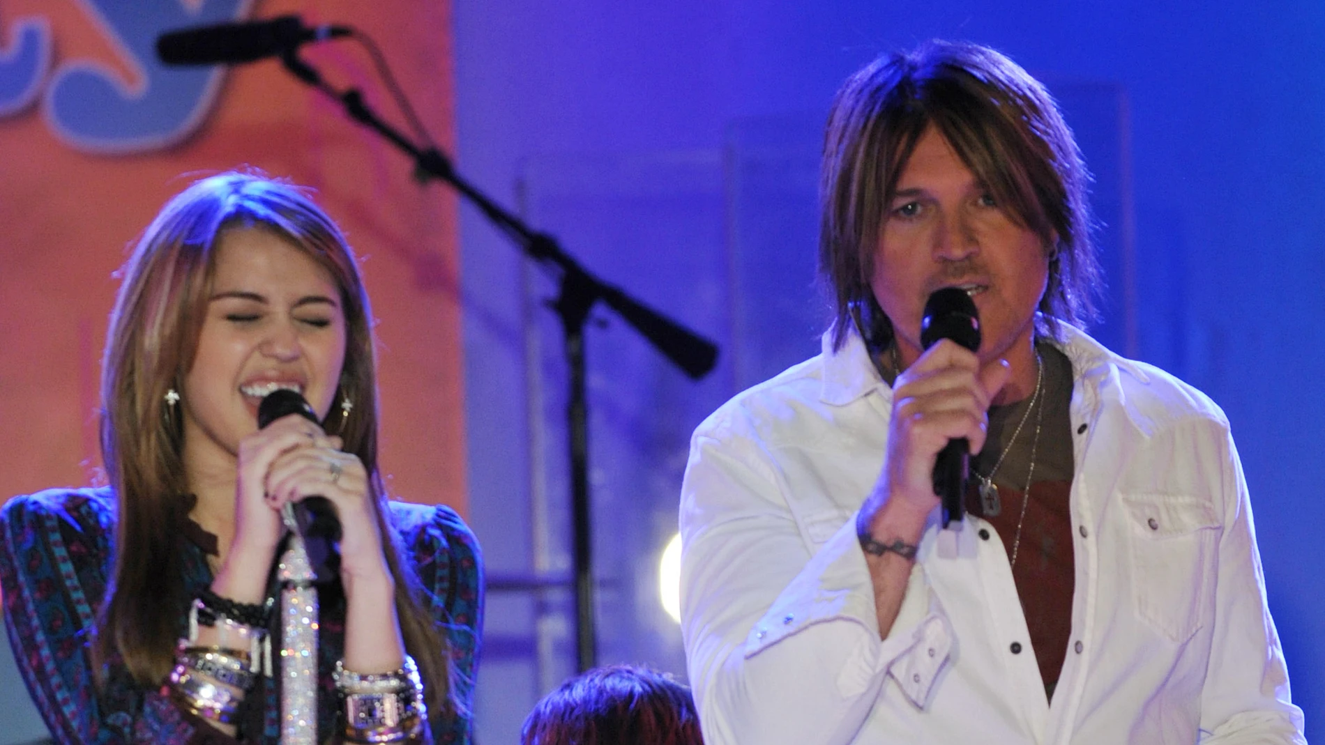 Miley Cyrus y su padre Billy Ray Cyrus en el programa 'Good Morning America' en 2009. Miley Cyrus y su padre Billy Ray Cyrus en el programa 'Good Morning America' en 2009.