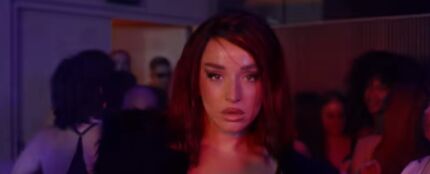 Lola Índigo en el videoclip de 'La Reina'