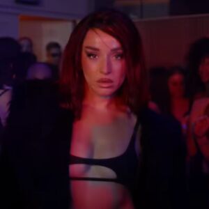 Lola Índigo en el videoclip de 'La Reina'