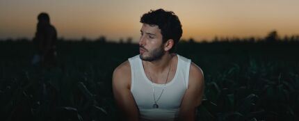 Sebastián Yatra en el videoclip de 'La Pelirroja'