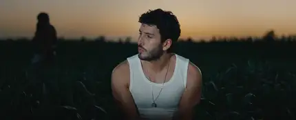 Sebastián Yatra en el videoclip de 'La Pelirroja' Sebastián Yatra en el videoclip de 'La Pelirroja'