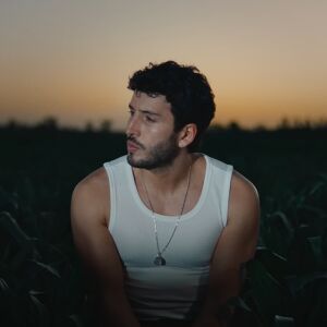 Sebastián Yatra en el videoclip de 'La Pelirroja' Sebastián Yatra en el videoclip de 'La Pelirroja'