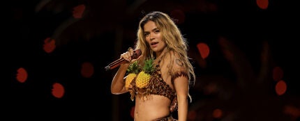 Karol G en su espect&aacute;culo en la NFL