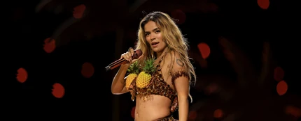 Karol G en su espectáculo en la NFL Karol G en su espectáculo en la NFL