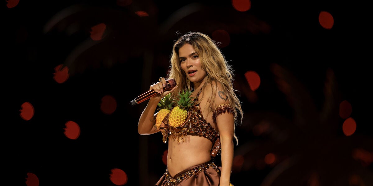 Karol G en su espect&aacute;culo en la NFL