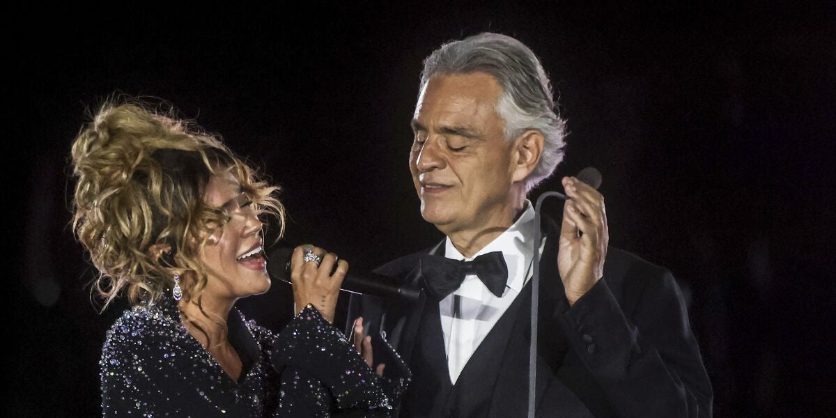 Karol G y Andrea Bocelli en el concierto del Vaticano