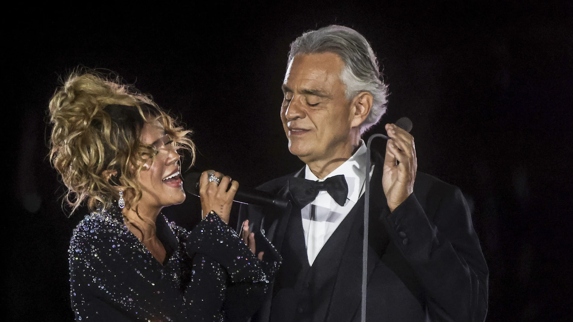 Karol G y Andrea Bocelli en el concierto del Vaticano Karol G y Andrea Bocelli en el concierto del Vaticano