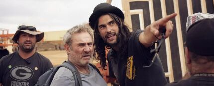 Sergi López y Oliver Laxe, en el rodaje de 'Sirât'
