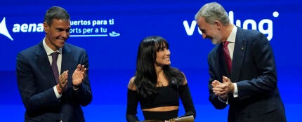 Pedro Sánchez, Aitana y Felipe VI, durante la gala de los Premios Vanguardia 2025.