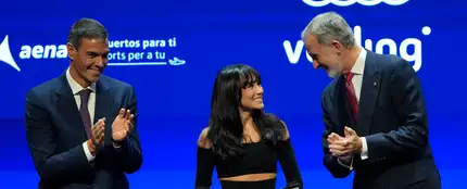 Pedro Sánchez, Aitana y Felipe VI, durante la gala de los Premios Vanguardia 2025. Pedro Sánchez, Aitana y Felipe VI, durante la gala de los Premios Vanguardia 2025.