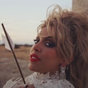 Doja Cat cruza el cielo y la tierra para presentarnos 'Stranger', una de las joyas de su disco 'Vie'