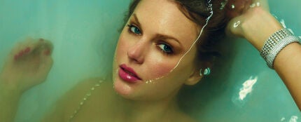 Taylor Swift en la imagen de portada de 'The Life of a Showgirl'