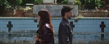 Vanesa Martin y Camilo, en el videoclip de 'Maldita Mudanza'.