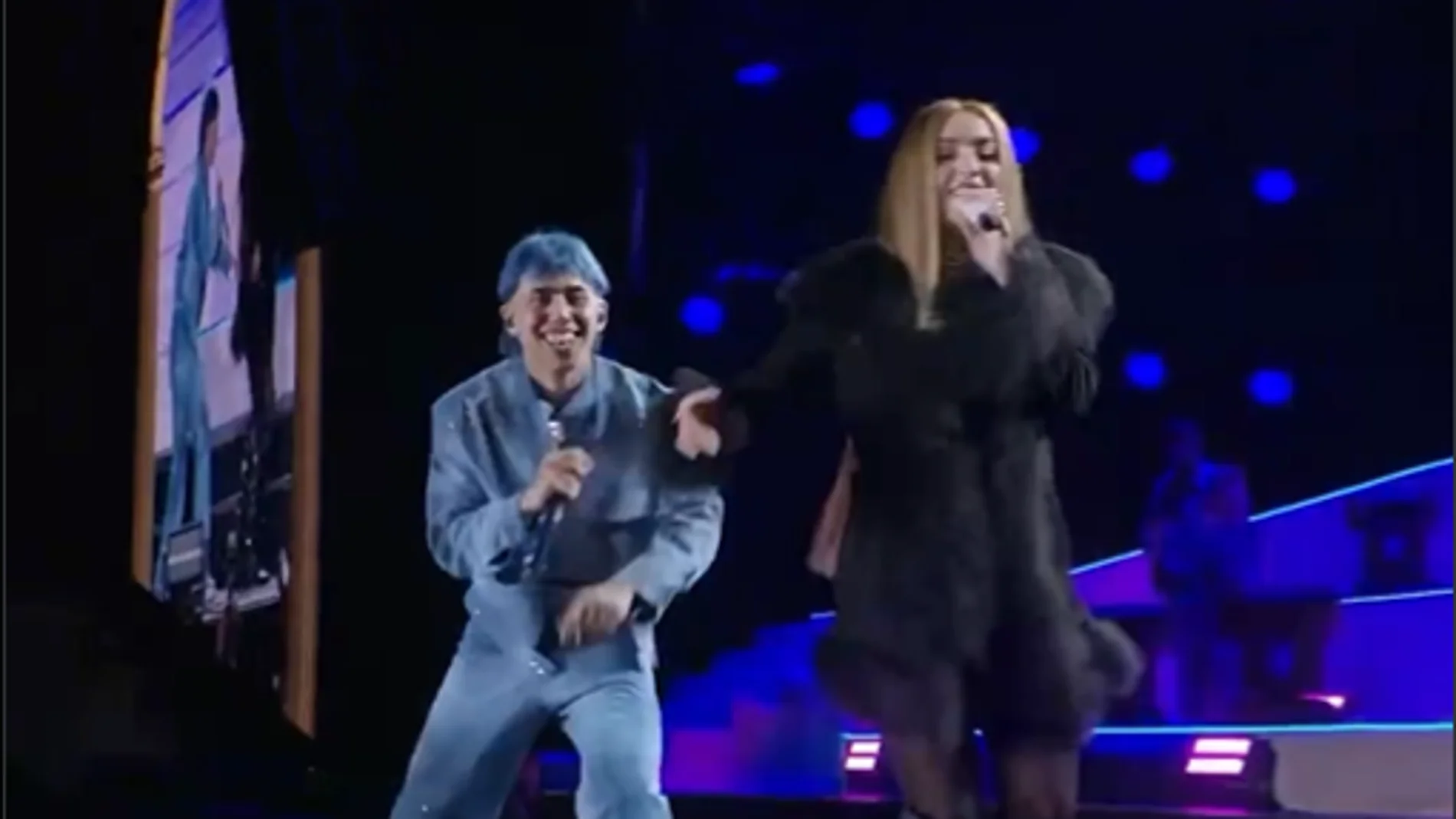 Lola Índigo sorprende en el concierto de Luck Ra y cantan por primera vez juntos 'Por el ex no se llora' Lola Índigo sorprende en el concierto de Luck Ra y cantan por primera vez juntos 'Por el ex no se llora'