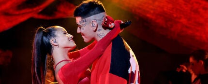 Emilia y Duki en concierto