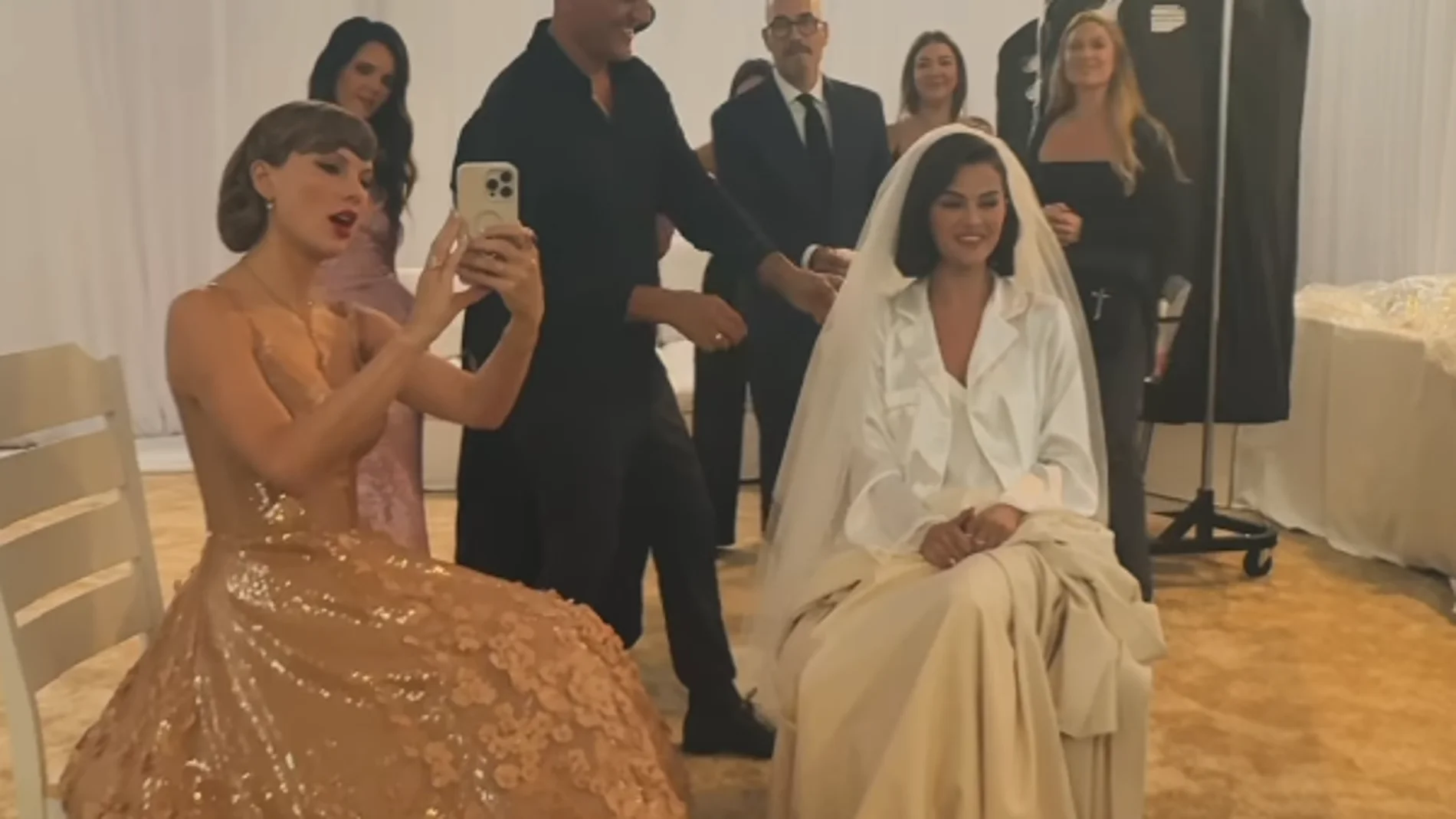 Las bonitas imágenes de Taylor Swift con Selena Gomez el día de su boda: "Lo más bonito que he visto" Las bonitas imágenes de Taylor Swift con Selena Gomez el día de su boda: "Lo más bonito que he visto"