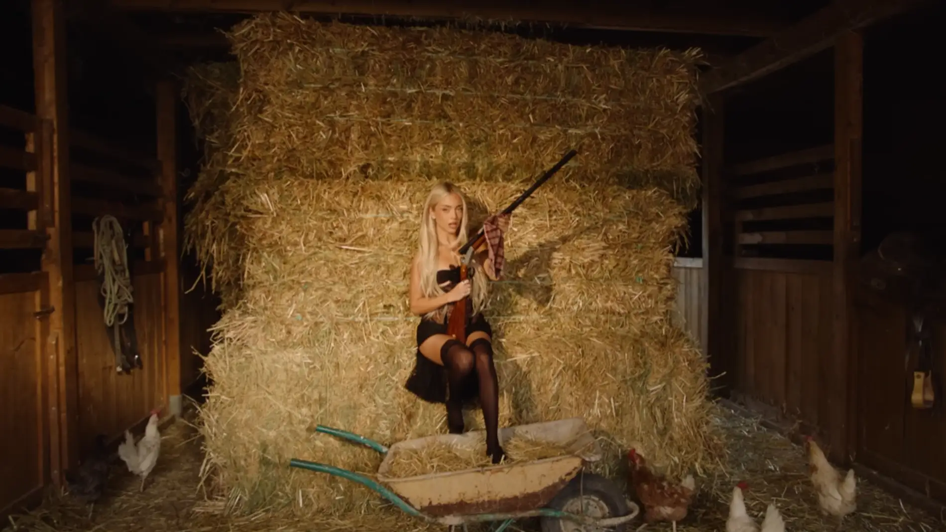 Ana Mena en el videoclip de 'Lárgate' Ana Mena en el videoclip de 'Lárgate'