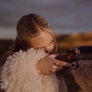 Ana Mena en la portada de 'L&aacute;rgate' 