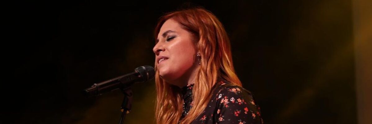 Leire Martínez en su showcase con Europa FM, en Burriana (Castellón)