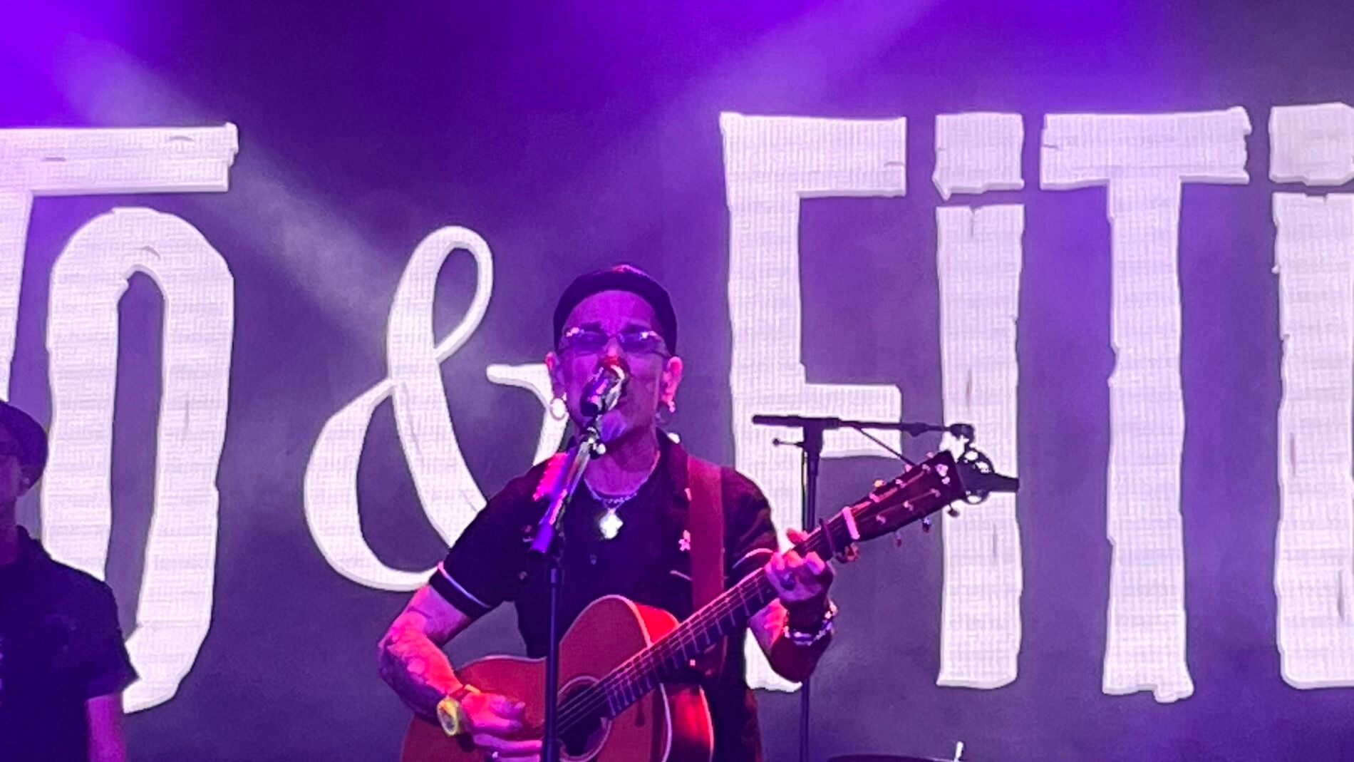 Fito Cabrales sobre el escenario de la Sala Movistar Arena