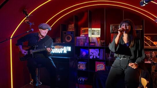 Amaral se envuelve de nostalgia y agradecimiento en el Local de Ensayo Europa FM