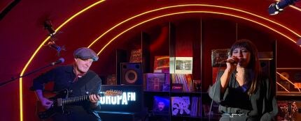 Amaral se envuelve de nostalgia y agradecimiento en el Local de Ensayo Europa FM