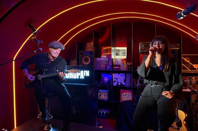 Amaral se envuelve de nostalgia y agradecimiento en el Local de Ensayo Europa FM