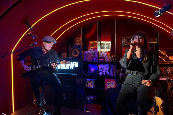 Amaral se envuelve de nostalgia y agradecimiento en el Local de Ensayo Europa FM Amaral se envuelve de nostalgia y agradecimiento en el Local de Ensayo Europa FM