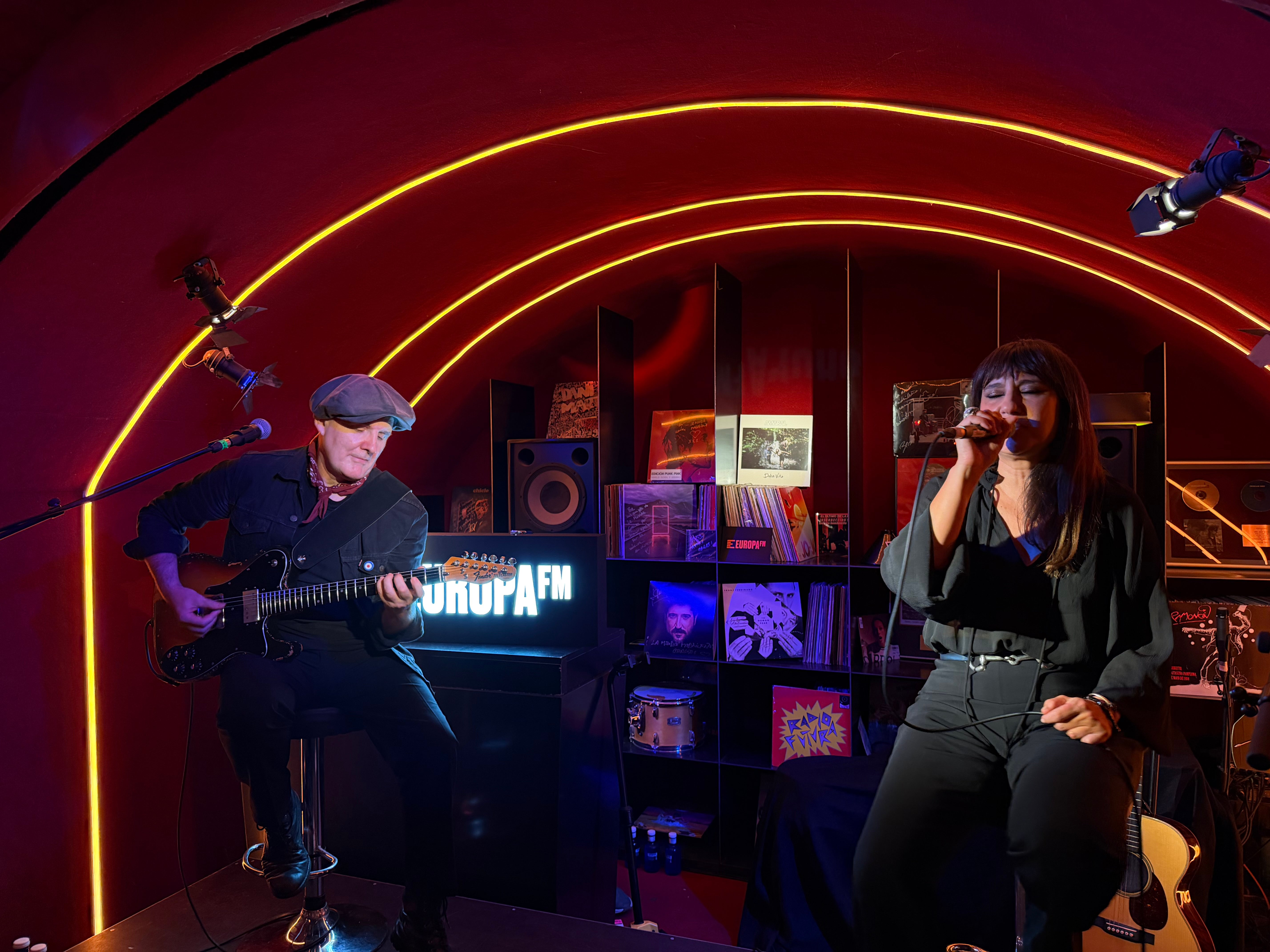 Amaral se envuelve de nostalgia y agradecimiento en el Local de Ensayo Europa FM Amaral se envuelve de nostalgia y agradecimiento en el Local de Ensayo Europa FM