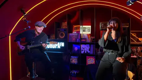 Amaral se envuelve de nostalgia y agradecimiento en el Local de Ensayo Europa FM Amaral se envuelve de nostalgia y agradecimiento en el Local de Ensayo Europa FM